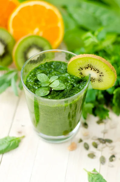 Frullato Verde Sano Con Spinaci Kiwi Arancia Telefono Cellulare Con — Foto Stock