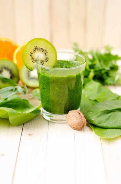 Frullato Verde Sano Con Spinaci Kiwi Arancia Bicchiere Tavolo Legno — Foto Stock