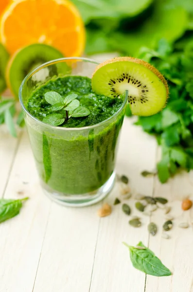 Frullato Verde Sano Con Spinaci Kiwi Arancia Bicchiere Tavolo Legno — Foto Stock