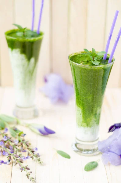 Dos Vasos Batido Verde Saludable Con Espinacas Kiwi Naranjas Sobre —  Fotos de Stock