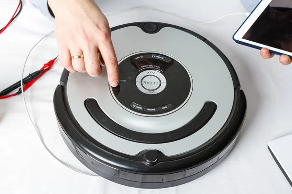 Adam programlama robot elektrik süpürgesi. Robot temizleyici tamir