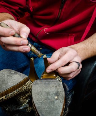 Eski bir çift ayakkabı tamiri Ayakkabıcılık