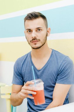 Şık adam içme güler yüzlü bir barda portresi