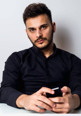 Onun ofisinde çalışan iş adamı