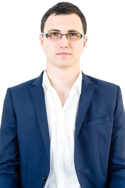 Gömlek ve beyaz arka plan karşı dururken kamera bakarak takım elbise yakışıklı genç adam portresi