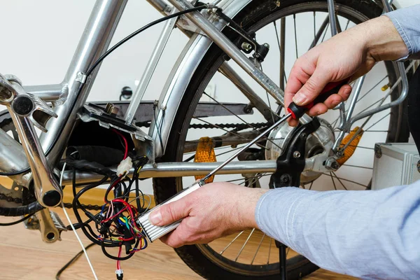 mekanik tamir Akülü Bisiklet onun atölye