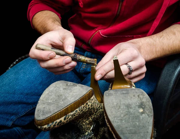 Genç kunduracı Ayakkabı topuk geleneksel eski bir çift yapıştırma 