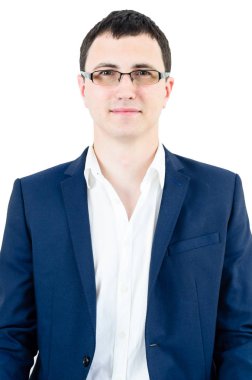 Gömlek ve beyaz arka plan karşı dururken kamera bakarak takım elbise yakışıklı genç adam portresi