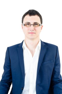 Gömlek ve beyaz arka plan karşı dururken kamera bakarak takım elbise yakışıklı genç adam portresi