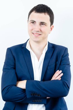 Beyaz arka plan üzerinde poz genç iş adamı