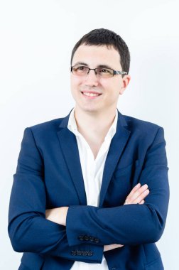 Ofiste oturan kendine güvenen genç adam portresi. Beyaz arka plan