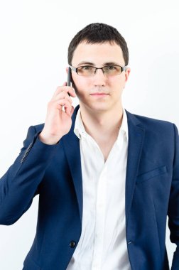 Ofiste oturan kendine güvenen genç adam portresi. Beyaz arka plan