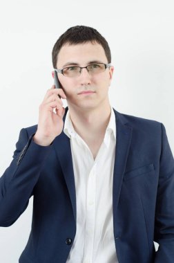 Ofiste oturan kendine güvenen genç adam portresi. Beyaz arka plan