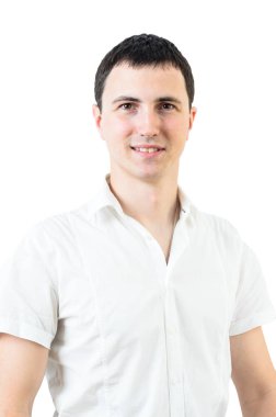Ofiste oturan kendine güvenen genç adam portresi. Beyaz arka plan
