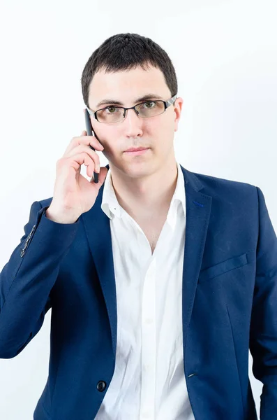 Pria Bisnis Muda Memakai Kacamata Dan Berbicara Telepon Melalui Latar — Stok Foto