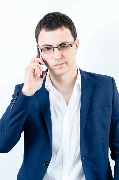 Retrato Jovem Confiante Sentado Cargo Fundo Branco — Fotografia de Stock