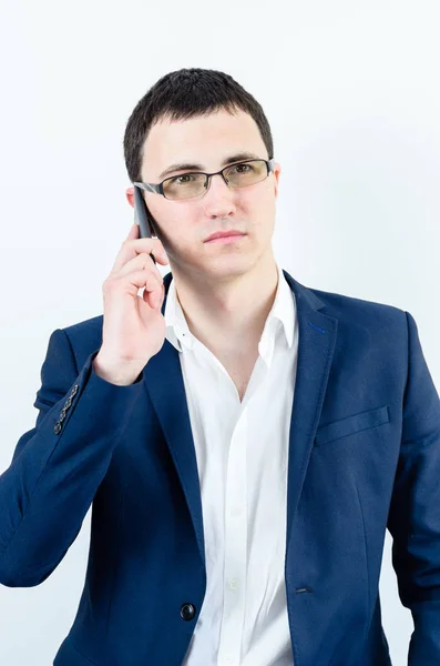 Retrato Jovem Confiante Sentado Cargo Fundo Branco — Fotografia de Stock