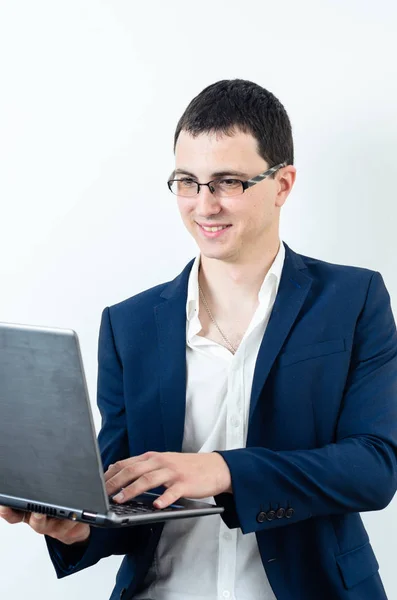 Молодой Бизнесмен Очках Смотрит Ноутбук — стоковое фото