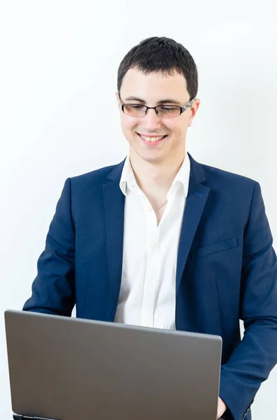 Młody Biznesmen Okularach Patrząc Jego Laptopie — Zdjęcie stockowe
