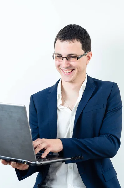 Молодой Бизнесмен Очках Смотрит Ноутбук — стоковое фото