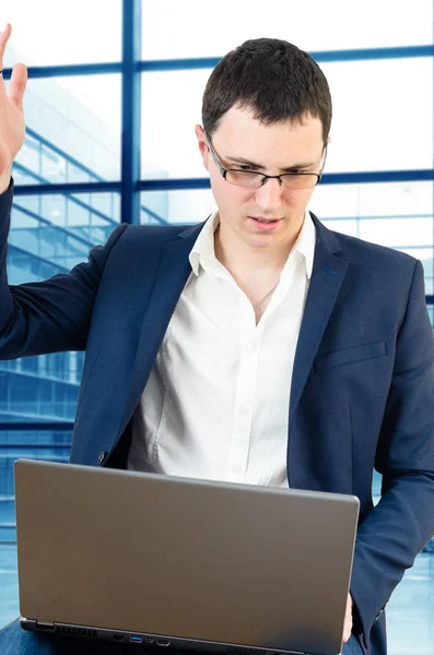 Joven Hombre Negocios Con Gafas Sosteniendo Cabeza Aeropuerto Con Ordenador —  Fotos de Stock