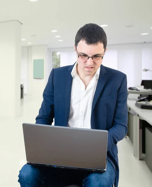 Jeune Homme Affaires Portant Des Lunettes Payant Des Jeux Dans — Photo