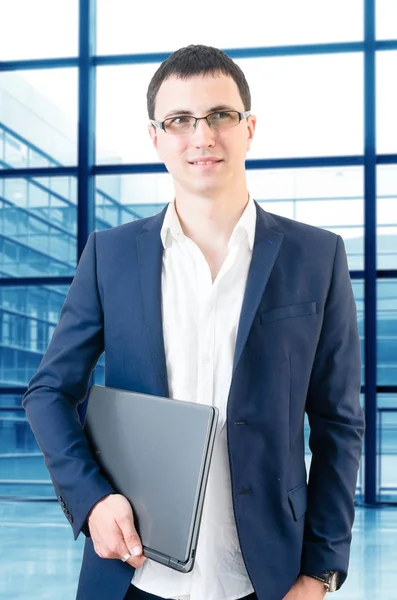 Joven Hombre Negocios Con Gafas Esperando Avión Aeropuerto Con Portátil —  Fotos de Stock