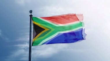 Güney Afrika bayrak mavi gökyüzü arka plan üzerinde görmek