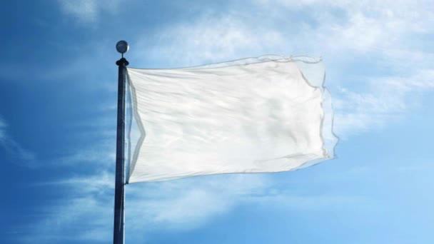 Vista Close Bandeira Branca Fundo Céu Azul — Vídeo de Stock