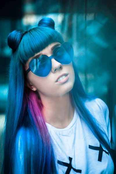 Portrait Jeune Femme Aux Cheveux Bleus Lunettes Soleil Coeur — Photo