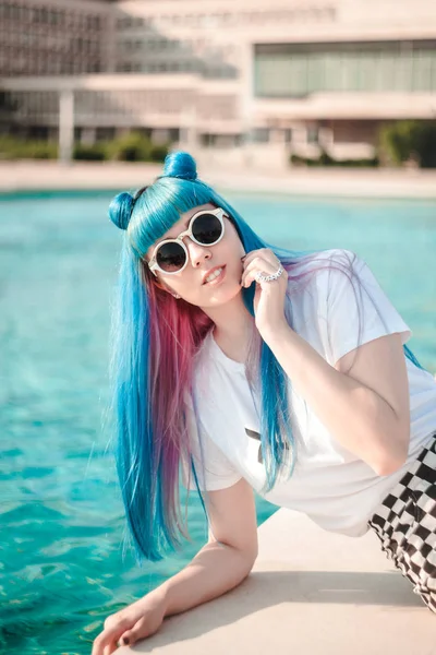 Retrato Mulher Jovem Com Cabelo Azul Usando Óculos Sol Posando — Fotografia de Stock