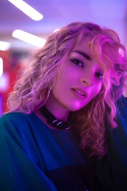 Karışık neon ışıkları ile genç bir kadın portresi