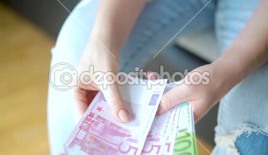Yeni euro banknot sayma bir cüzdan holding kadın eller closeup