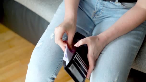 Closeup Της Γυναίκας Στα Χέρια Κρατώντας Ένα Πορτοφόλι Καταμέτρηση Τραπεζογραμματίων — Αρχείο Βίντεο