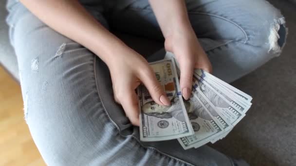 女性手特写计数新的100美元钞票 — 图库视频影像