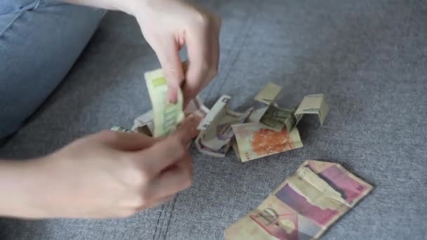 匿名妇女计数老纸币 — 图库视频影像