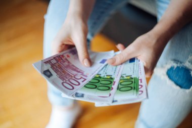 Yeni euro banknot sayma kadın closeup eller