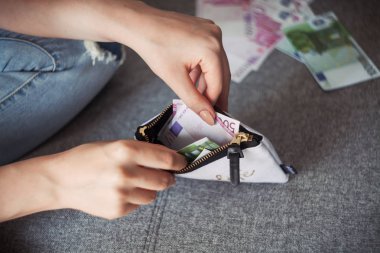 Yeni euro banknot sayma kadın closeup eller