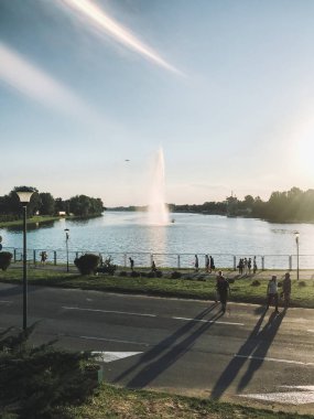 Belgrade, Sırbistan - 14 Temmuz 2018: Ada Ciganlija ve Çeşmesi, Belgrad, Sırbistan için Sava Nehri