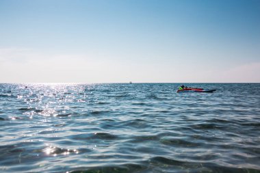 mavi deniz su dalgalanma ve bulutsuz gökyüzü