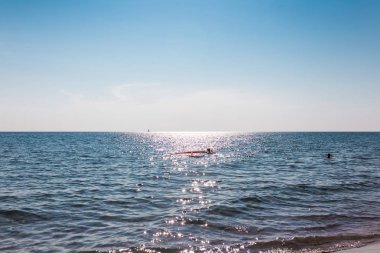 mavi deniz su dalgalanma ve bulutsuz gökyüzü