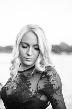 Güzel genç sarışın kadın, poz yatların zemin üzerine yerleştirin. Yaz saati kavramı