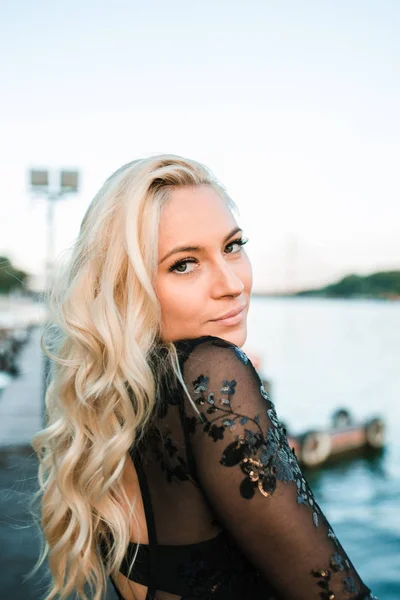 Beautiful Young Blonde Woman Posing Dock Yachts Background Summer Time — Stock Photo, Image