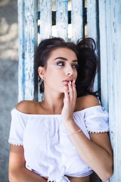 Young Girl Laying Bench Park — Stock Photo, Image