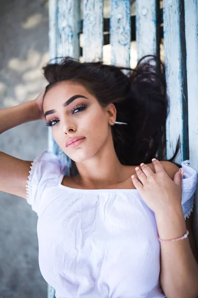 Young Girl Laying Bench Park — Stock Photo, Image