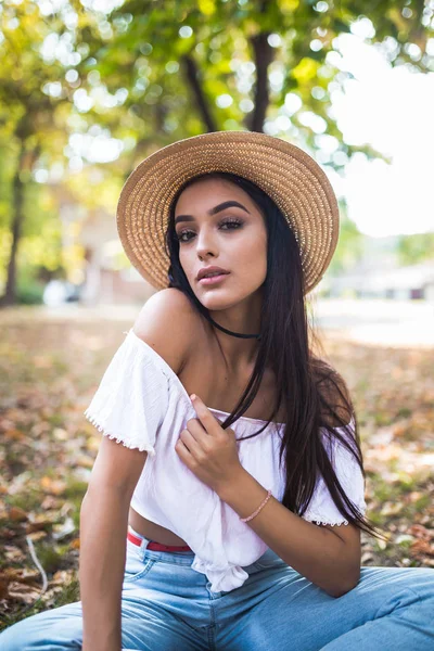 Portrait Beautiful Young Girl Wearing Autumn Clothes — Stock Photo, Image