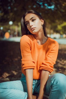Sonbahar elbise giyen güzel bir genç kız portresi 