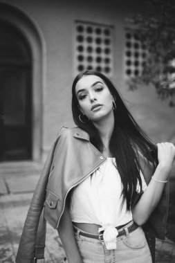 Genç ve güzel bir kadın, siyah ve beyaz Glamour portresi