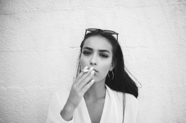 Güzel genç kız duvara karşı ayakta siyah beyaz portre