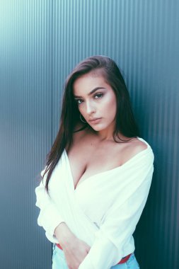 Güzel bir genç kızın portresi.